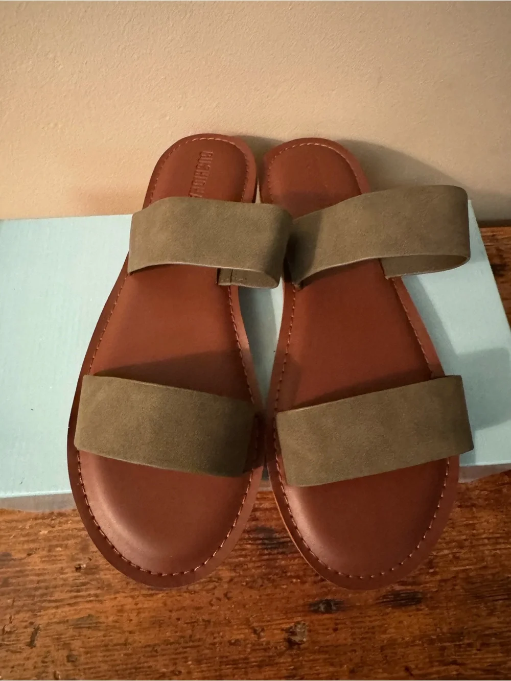 Cushionaire Olive Two-Strap Leather Slide Sandals, size 9